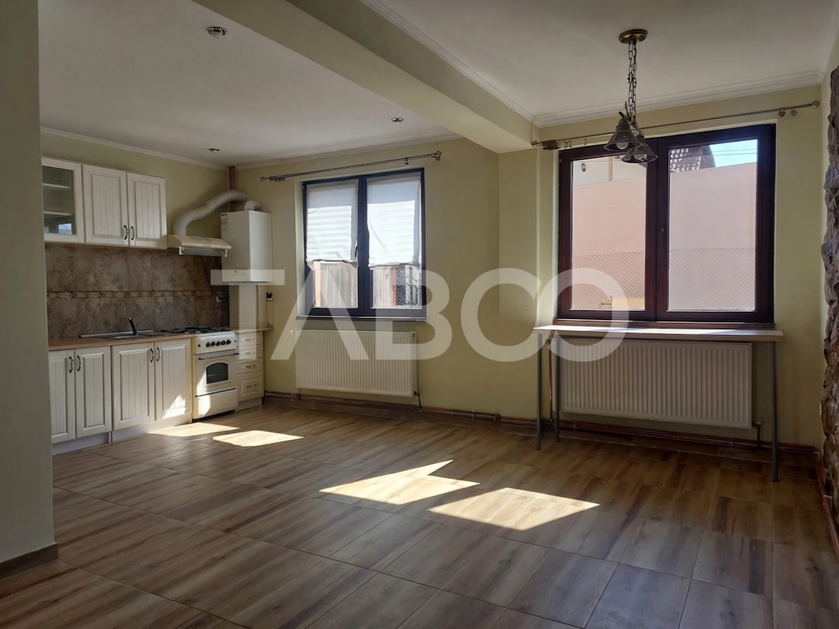 Casa de inchiriat 3 dormitoare 2 bai curte zona Piata Cluj Sibiu - 1