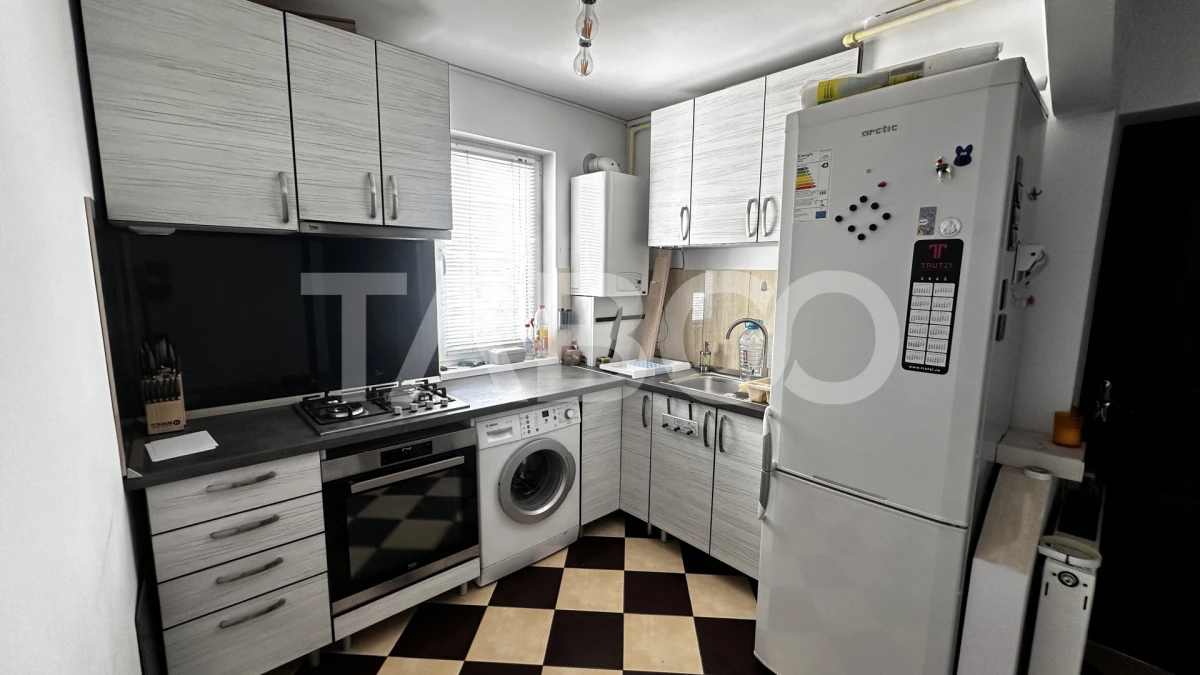 Apartament de vanzare decomandat 3 camere 50 mpu cu balcon Cisnadie - 3