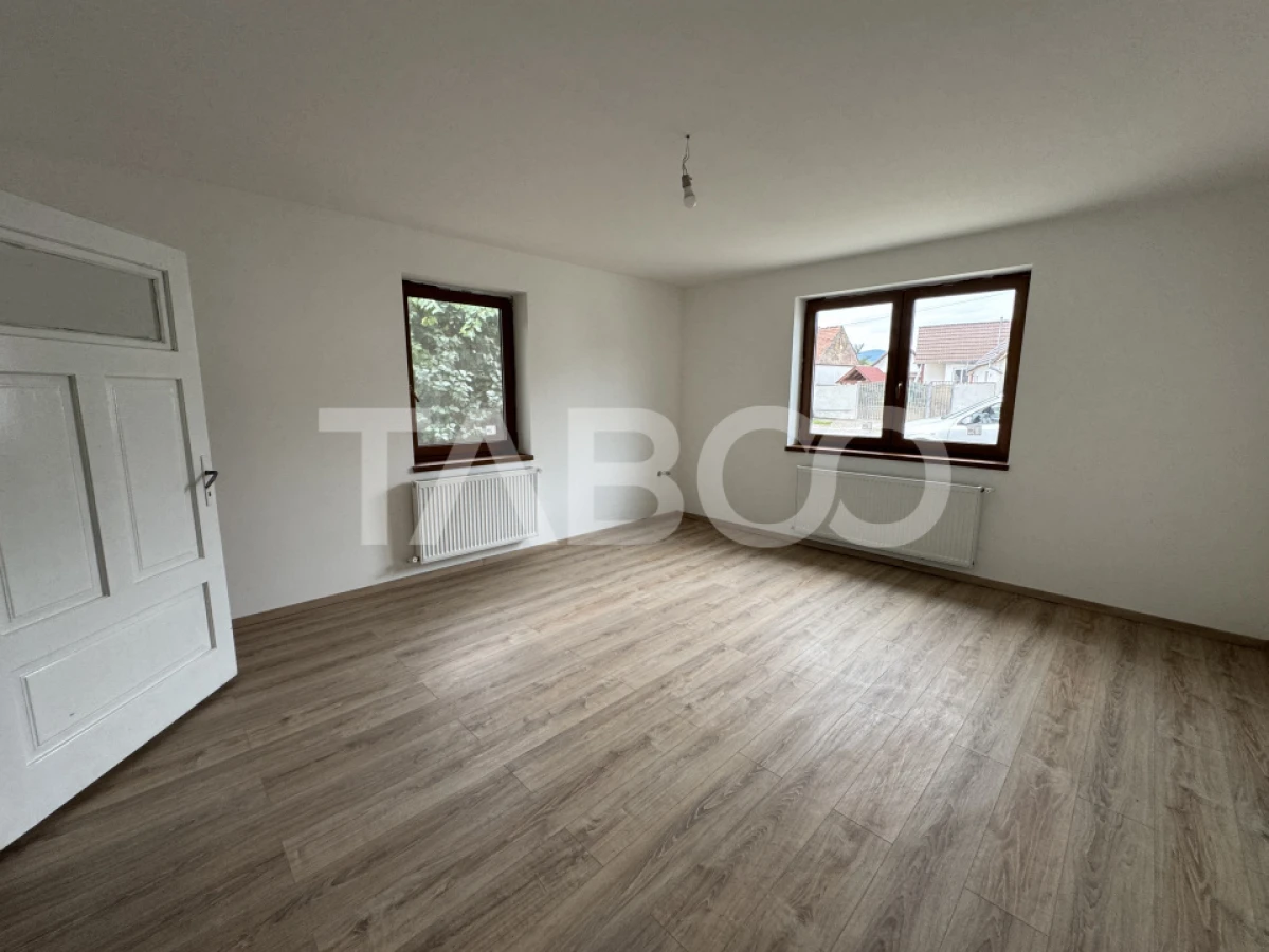 Casa individuala renovata de vanzare teren de 1397 mp Cristian Sibiu - 1