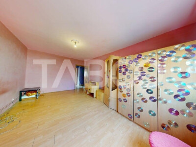 Apartament decomandat 50 mpu etaj 1 balcon pivnita Strand