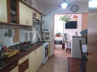 Apartament decomandat 3 camere 2 bai etaj 3 balcon zona buna Cisnadie