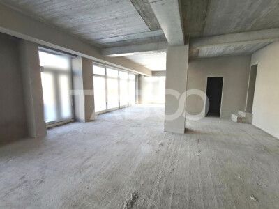 Spatiu comercial 84 mp cu vitrina si 4 locuri de parcare de inchiriat