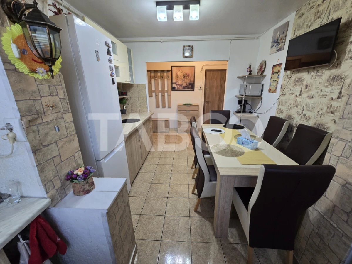 Apartament decomandat 3 camere balcon pivnita lift Vasile Aaron Sibiu - 7