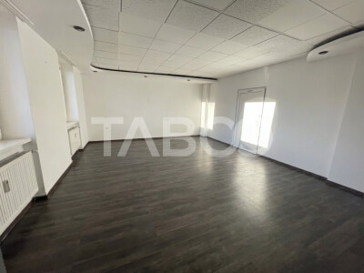 Spatiu comercial la strada 3 camere 150 mpu curte parcari Terezian