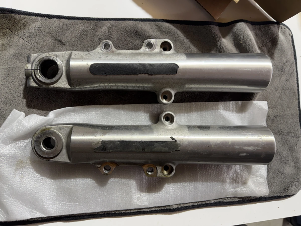 Lower Fork Ends/ suporti jambe furca fata Harley Davidson touring - 2