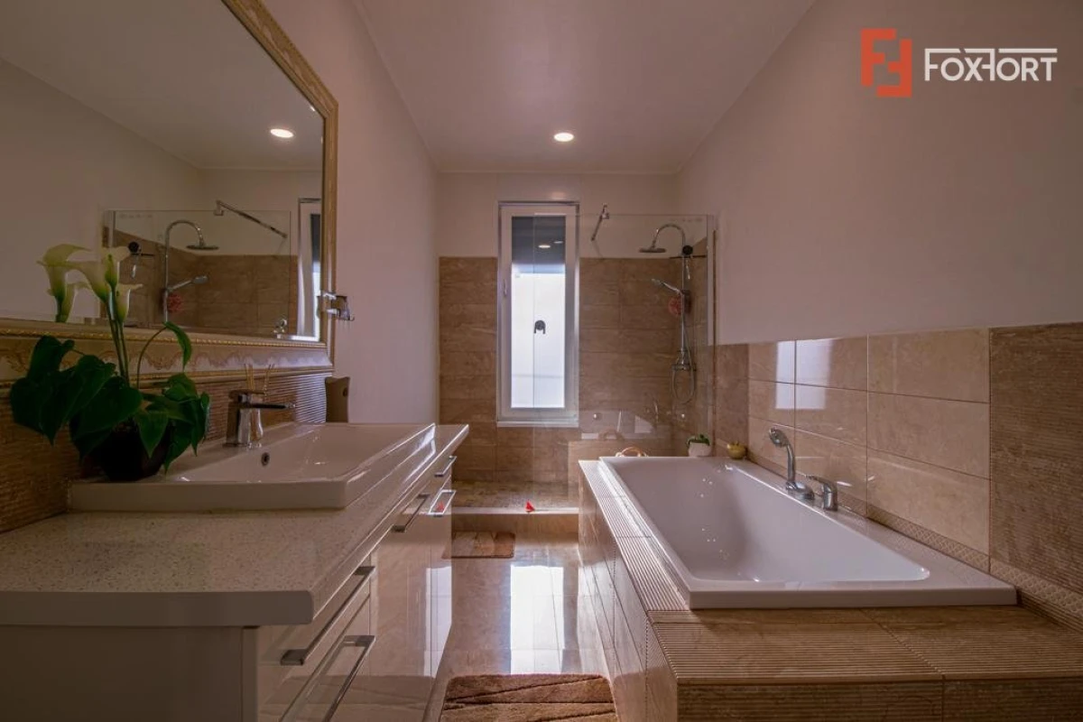 Casa 3 camere cu spatiu comercial in Carani - ID V4331 - 3