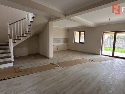 Duplex de vanzare cu 5 camere, despartit prin garaj, zona Giroc