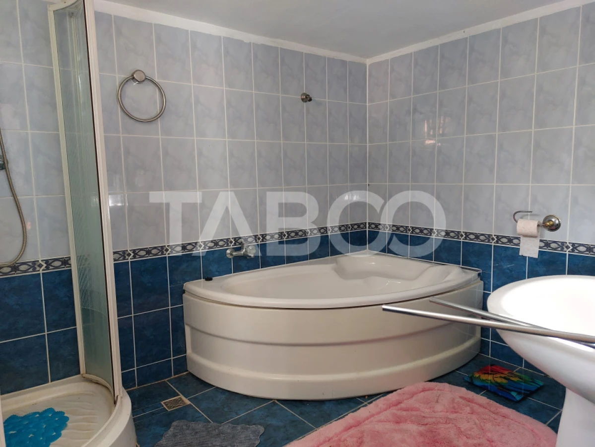 Casa de vanzare cu 2 apartamente separate si teren 500 mp Cisnadioara - 8