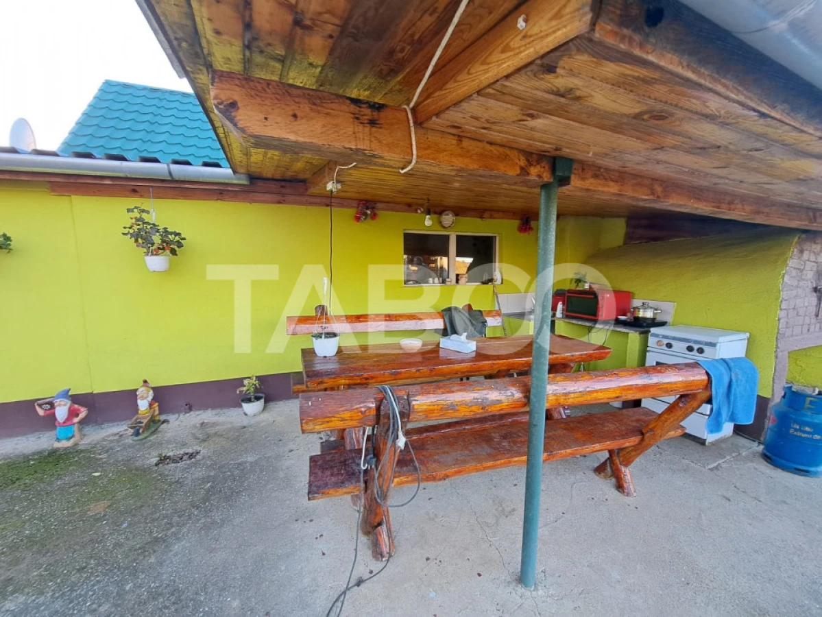 COMISION 0 - Casa cu 4000 mp teren piscina zona retrasa in Casolt - 4