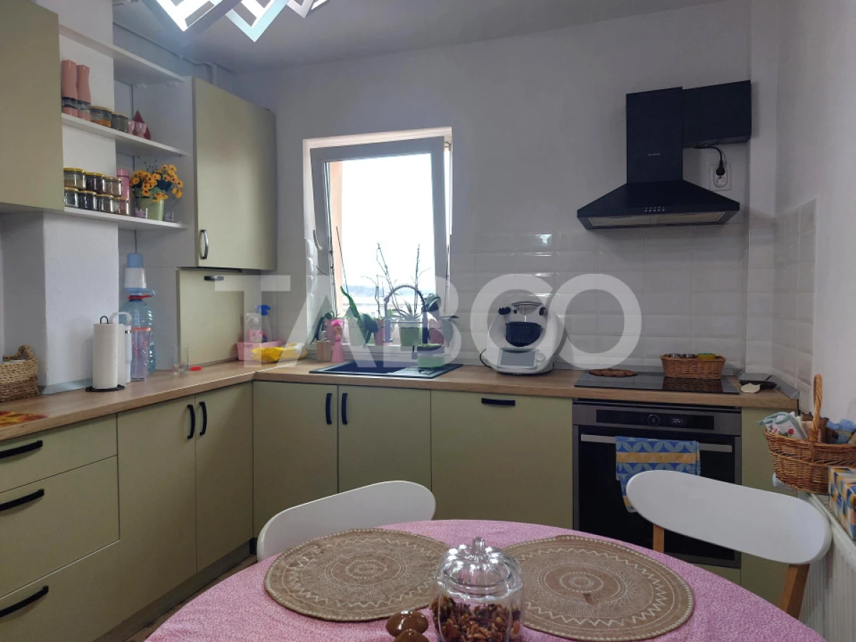 Apartament renovat 66 mp 3 camere 2 bai balcon pivnita Cisnadie - 4