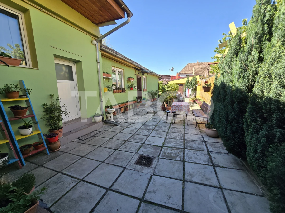 Casa spatioasa de vanzare teren 432 mp zona linistita - Lupeni Sibiu - 1