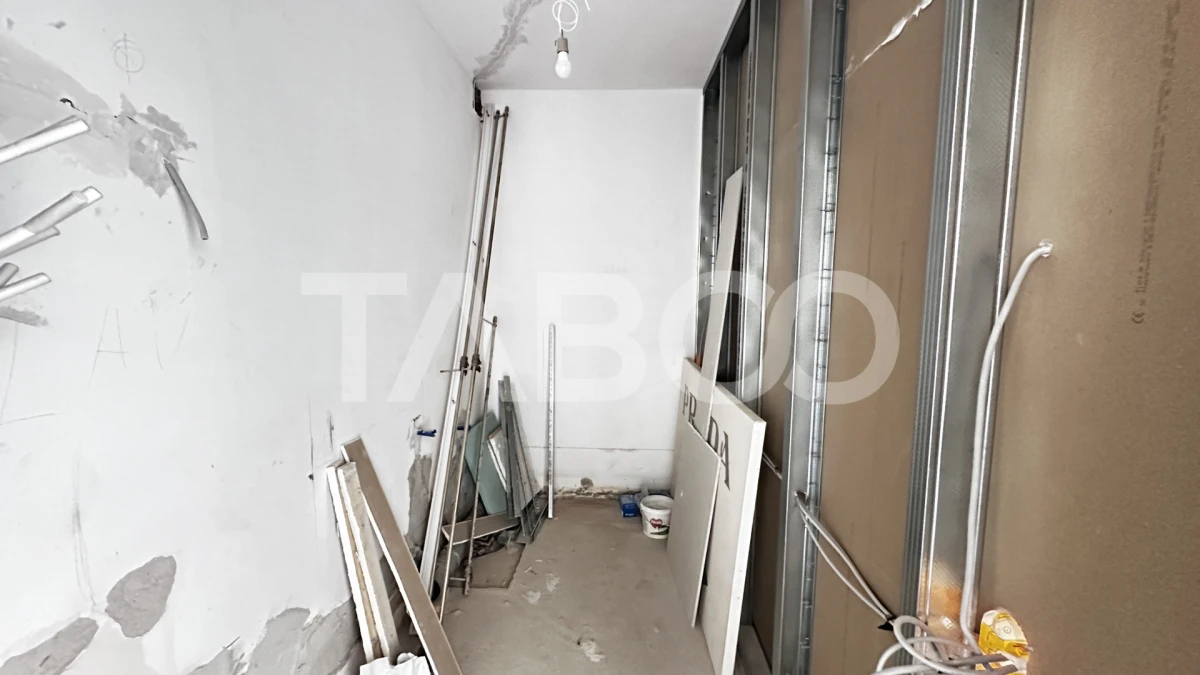 Apartament de vanzare 3 camere nemobilate 56 mpu cu balcon Central - 4