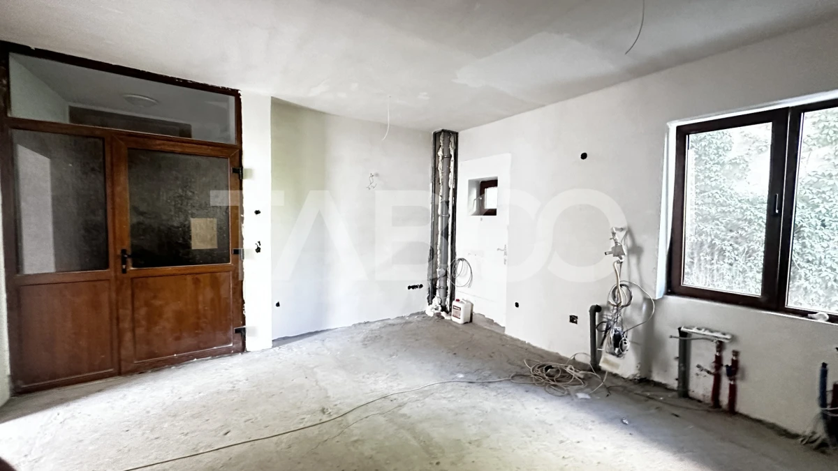 Apartament de vanzare 3 camere nemobilate 56 mpu cu balcon Central - 1