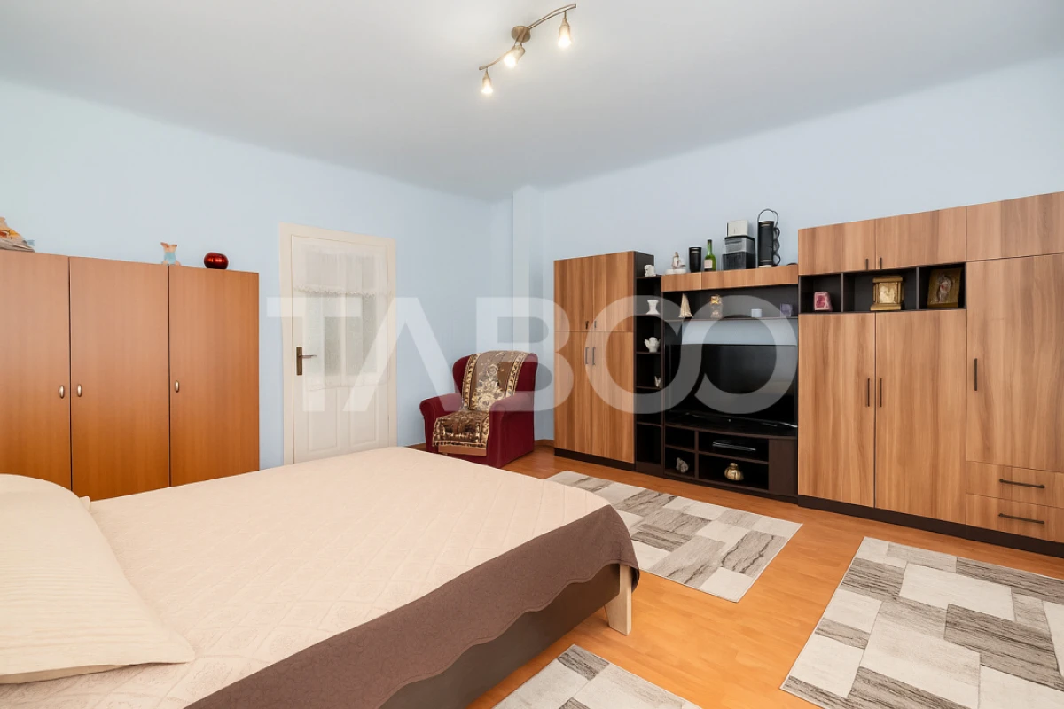 Casa de vanzare Vasile Aaron 3 camere si teren / curte comuna 1 vecin - 6