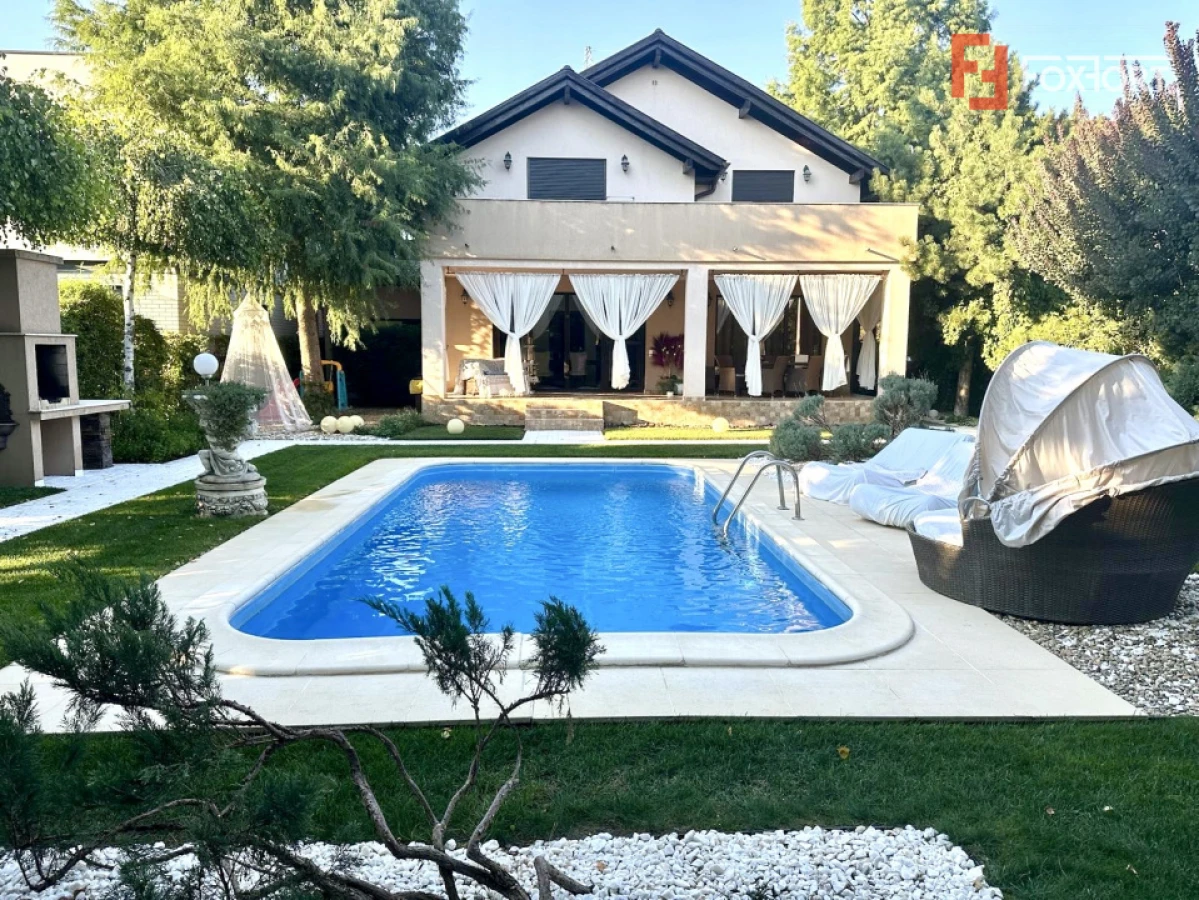 Casa exclusivista cu piscina, la intrare in Dumbravita - 2