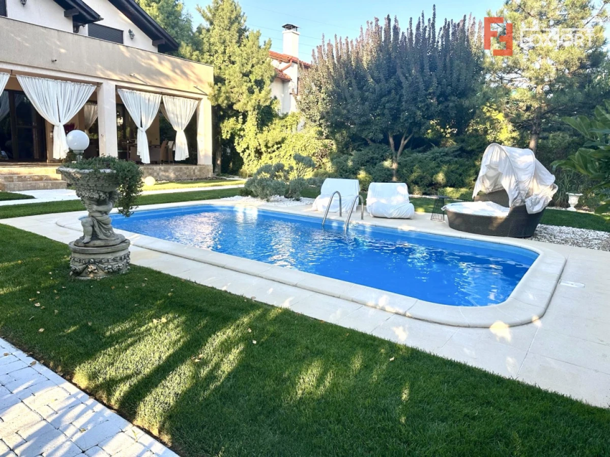 Casa exclusivista cu piscina, la intrare in Dumbravita - 1