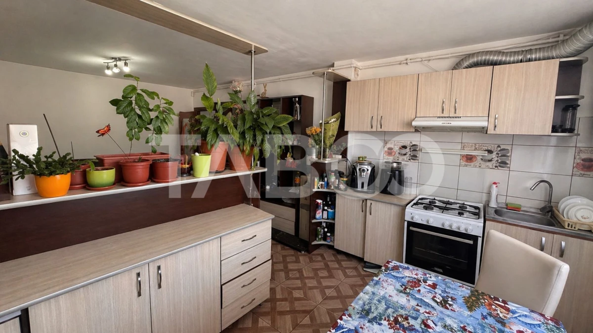 Apartament de vanzare 3 camere 76 mpu zona Terezian Sibiu - 1