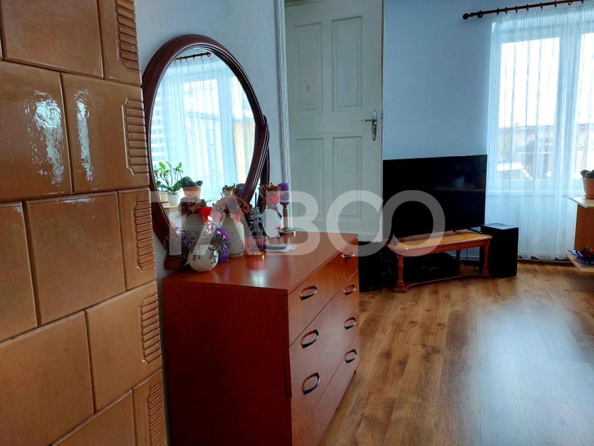Casa si curte pretabila pentru 2 familii 980 mp teren liber Cisnadie - 6
