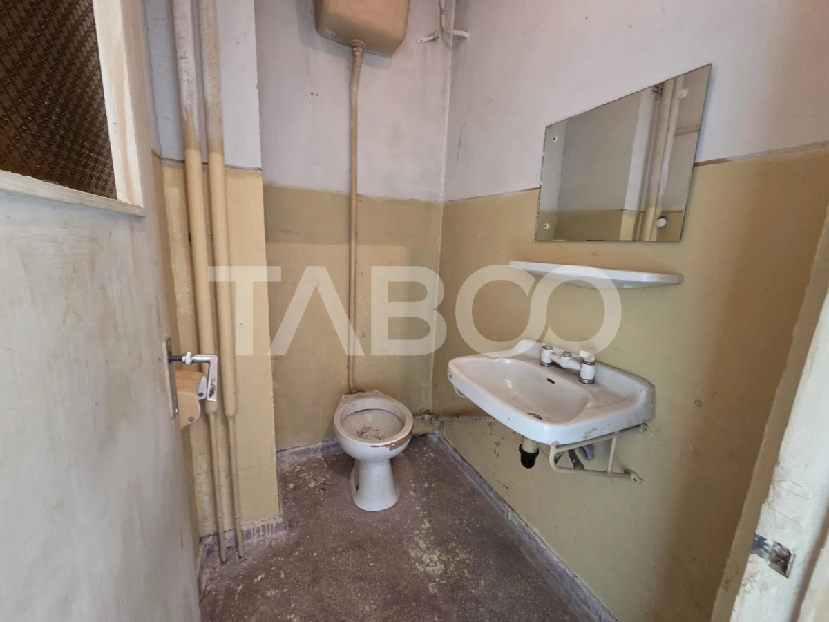 Apartament 3 camere semidecomandat 70 mp zona Bd Unirii etaju 3 - 7