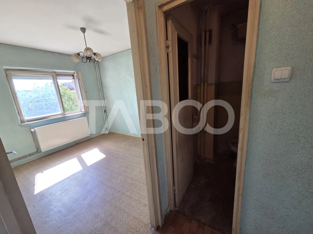Apartament 3 camere semidecomandat 70 mp zona Bd Unirii etaju 3 - 4