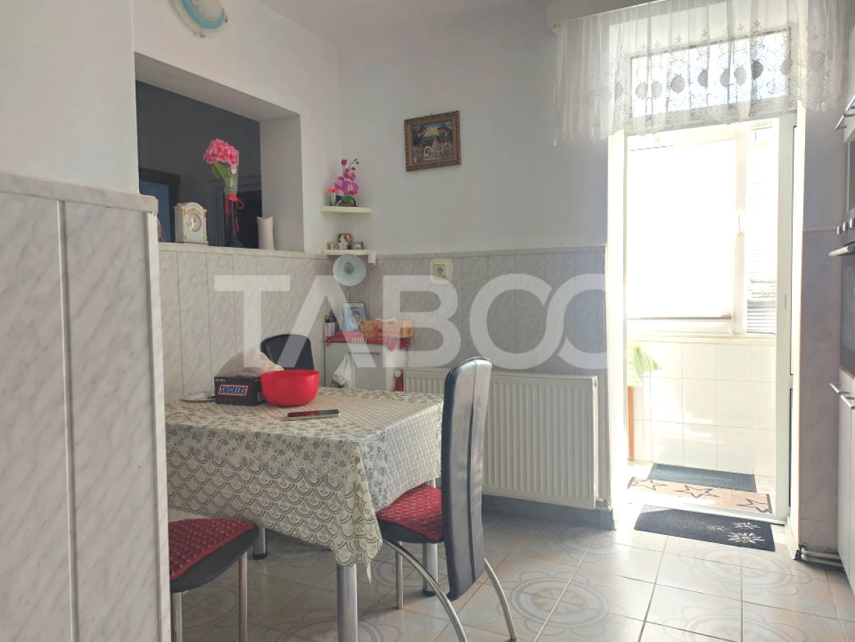 Apartament 55 mp 3 camere etaj 3 balcon pivnita Piata Noua Cisnadie - 1