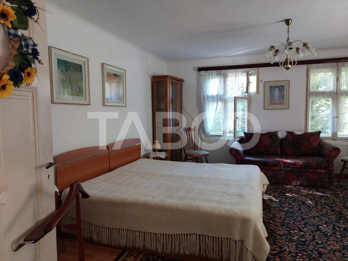 Casa de vanzare cu 2 apartamente separate si teren 544 mp Cisnadioara - 4