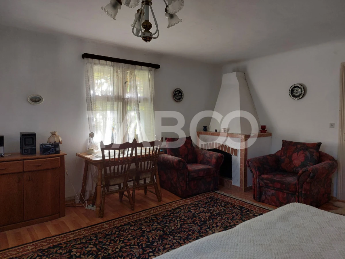 Casa de vanzare cu 2 apartamente separate si teren 544 mp Cisnadioara - 2