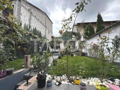 Casa individuala renovata 4 camere 3 bai 120 mpu garaj Trei Stejari