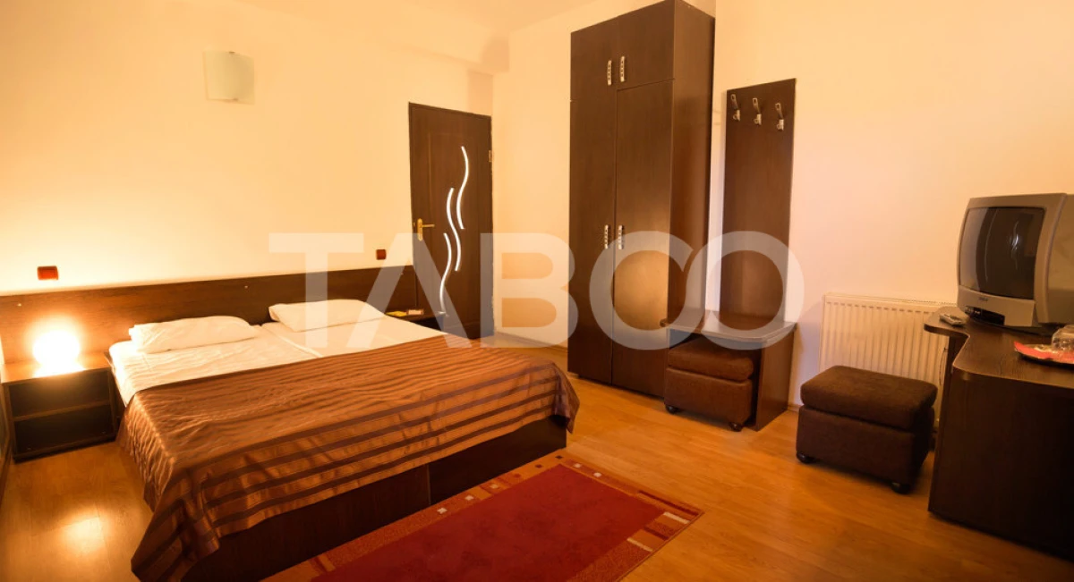 Pensiune 13 camere 16 bai sauna piscina si teren 1565 mp Cisnadioara - 3