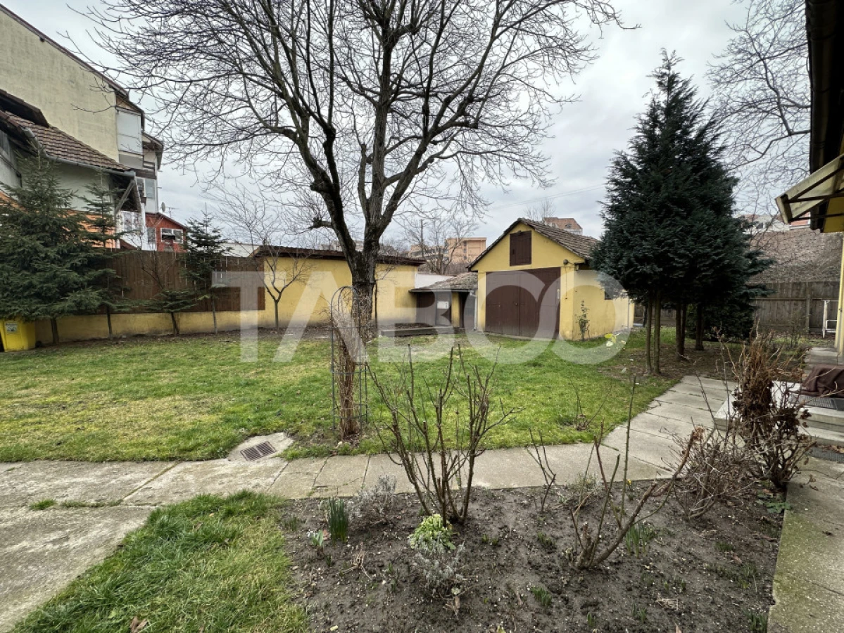 Casa 2 corpuri P+M si P+1 spatiu comercial 70 mpu la strada 2 garaje - 2