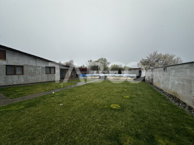 Casa individuala formata din 2 apartamente de vanzare si piscina