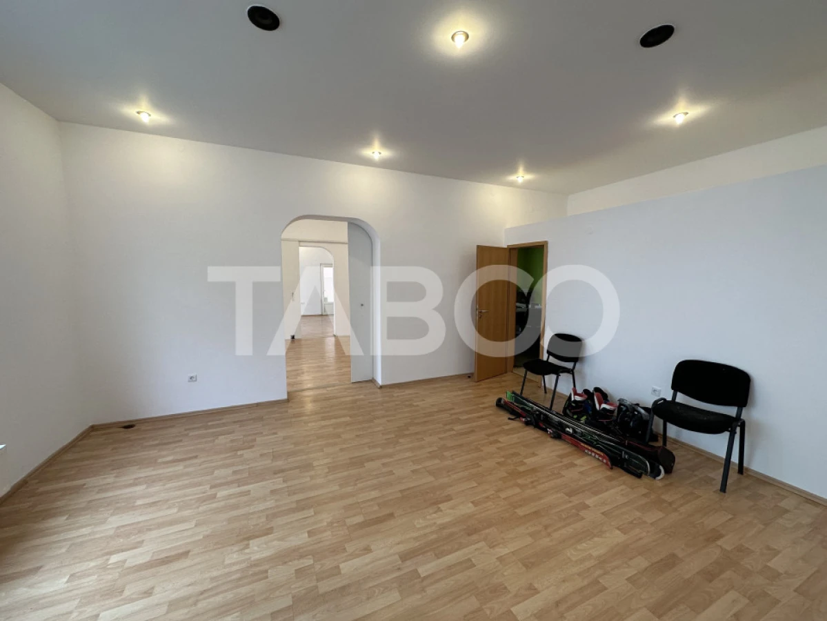 Spatiu 550 mpu pretabil clinica sau cladire birouri zona Lupeni Sibiu - 3