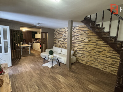 Casa la curte comuna cu 3 camere, zona Dambovita