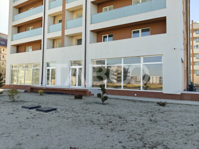 Spatiu Comercial de inchiriat cu 8 locuri de parcare - Vitrina 13 m