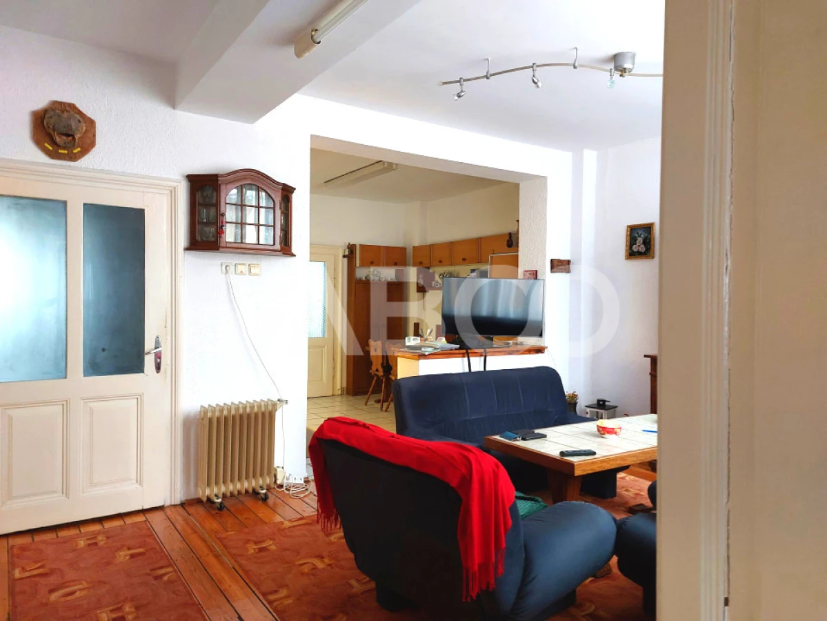 Casa si curte pretabila pentru 2 familii 980 mp teren liber Cisnadie - 10