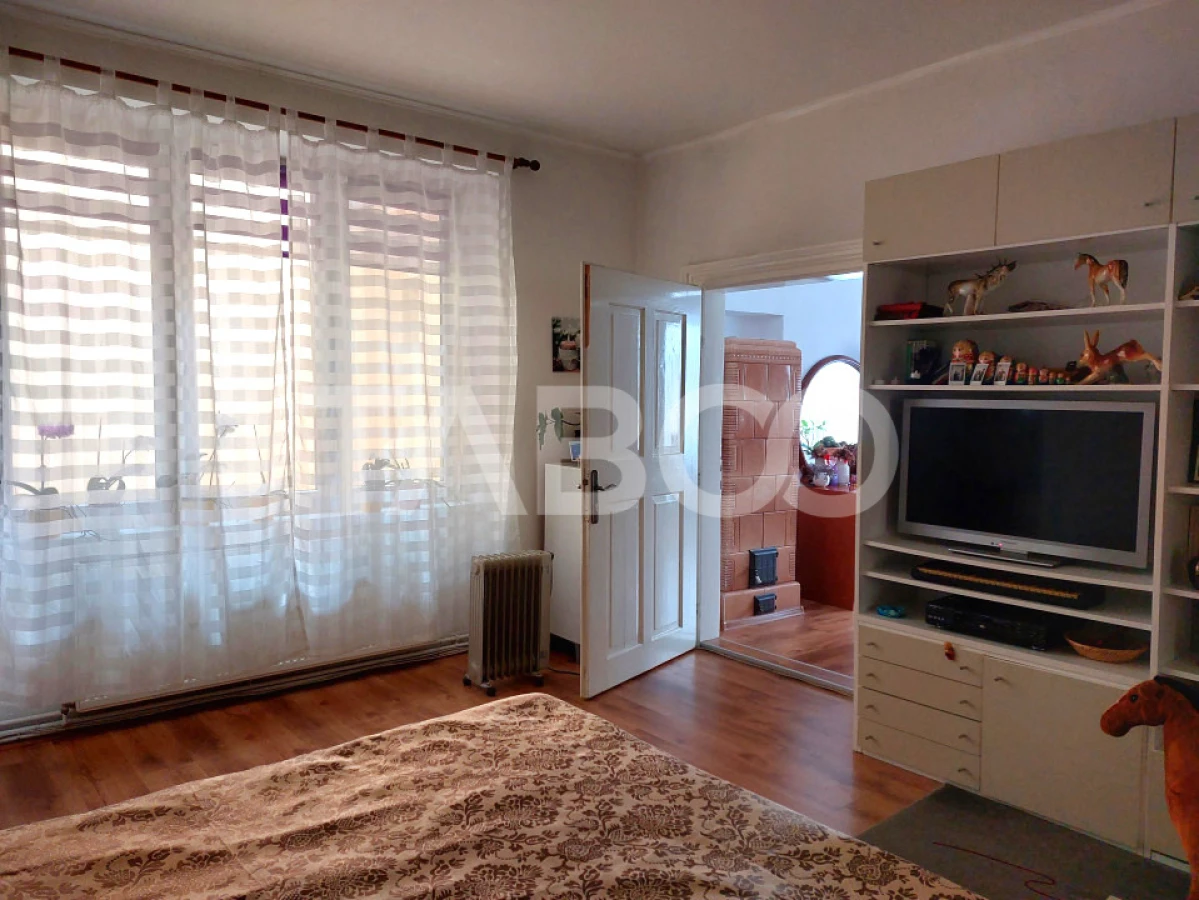 Casa si curte pretabila pentru 2 familii 980 mp teren liber Cisnadie - 9