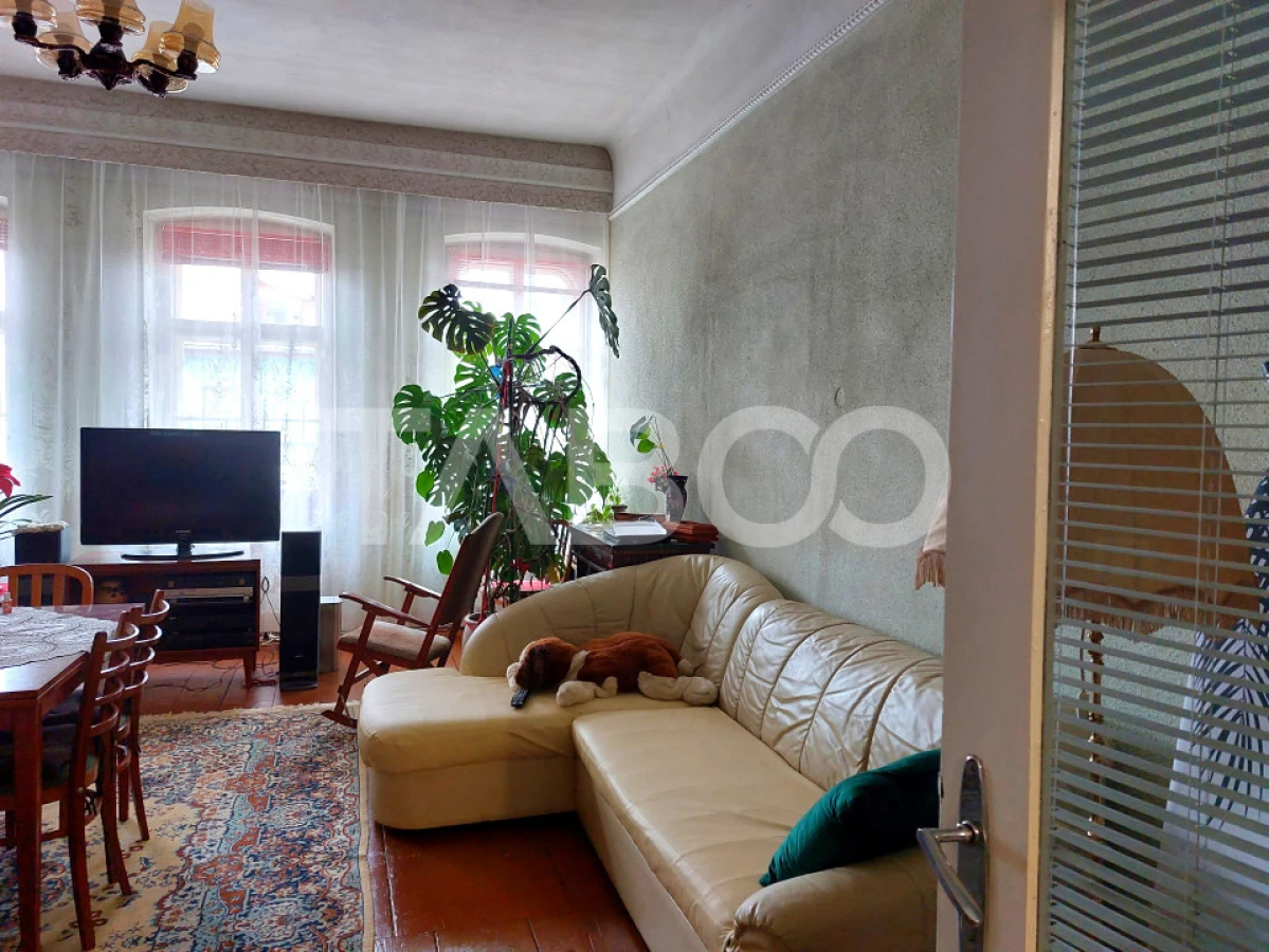 Casa si curte pretabila pentru 2 familii 980 mp teren liber Cisnadie - 8