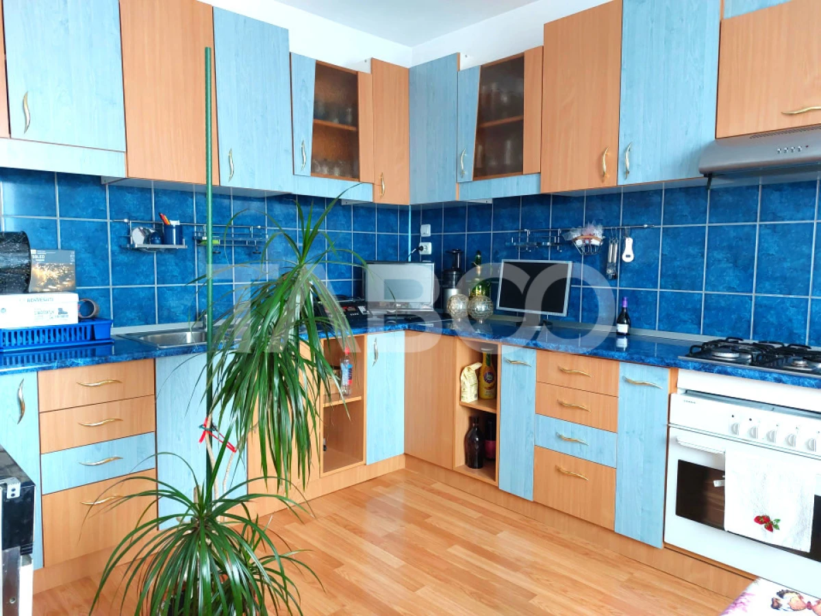 Casa si curte pretabila pentru 2 familii 980 mp teren liber Cisnadie - 2