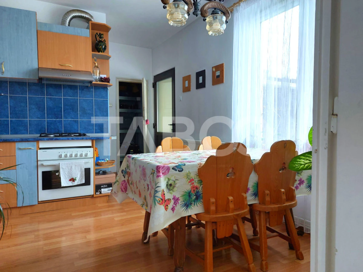 Casa si curte pretabila pentru 2 familii 980 mp teren liber Cisnadie - 1