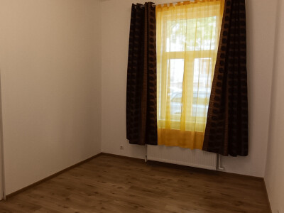 Apartament cu 2 camere la curte comuna + teren - zona Arad
