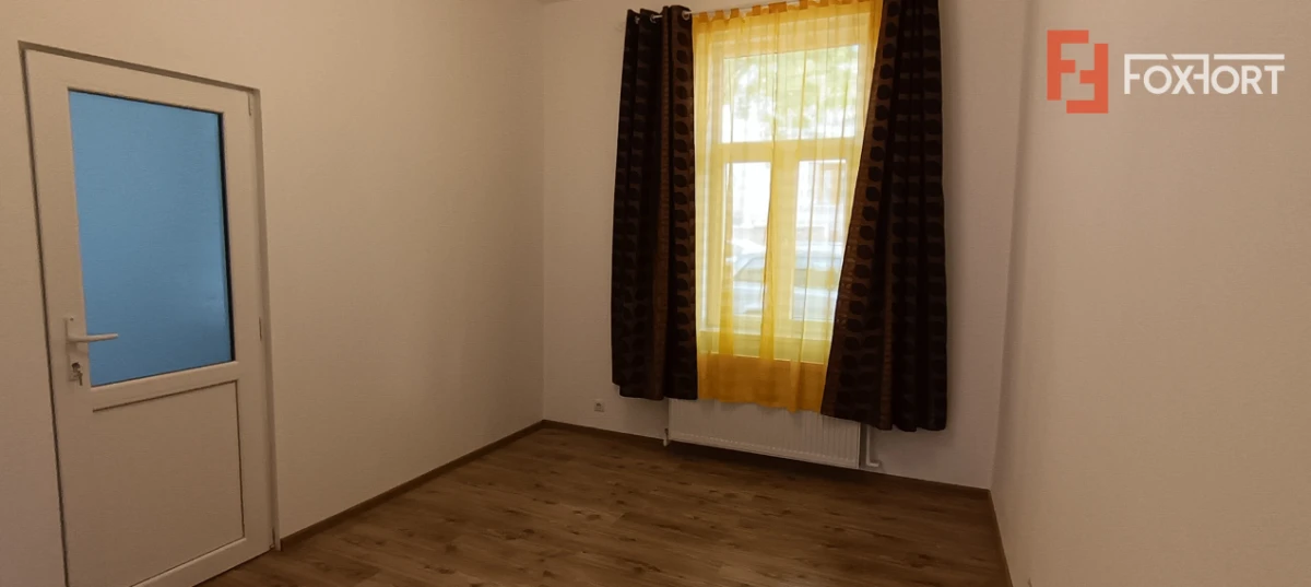 Apartament cu 2 camere la curte comuna + teren - zona Arad - 1