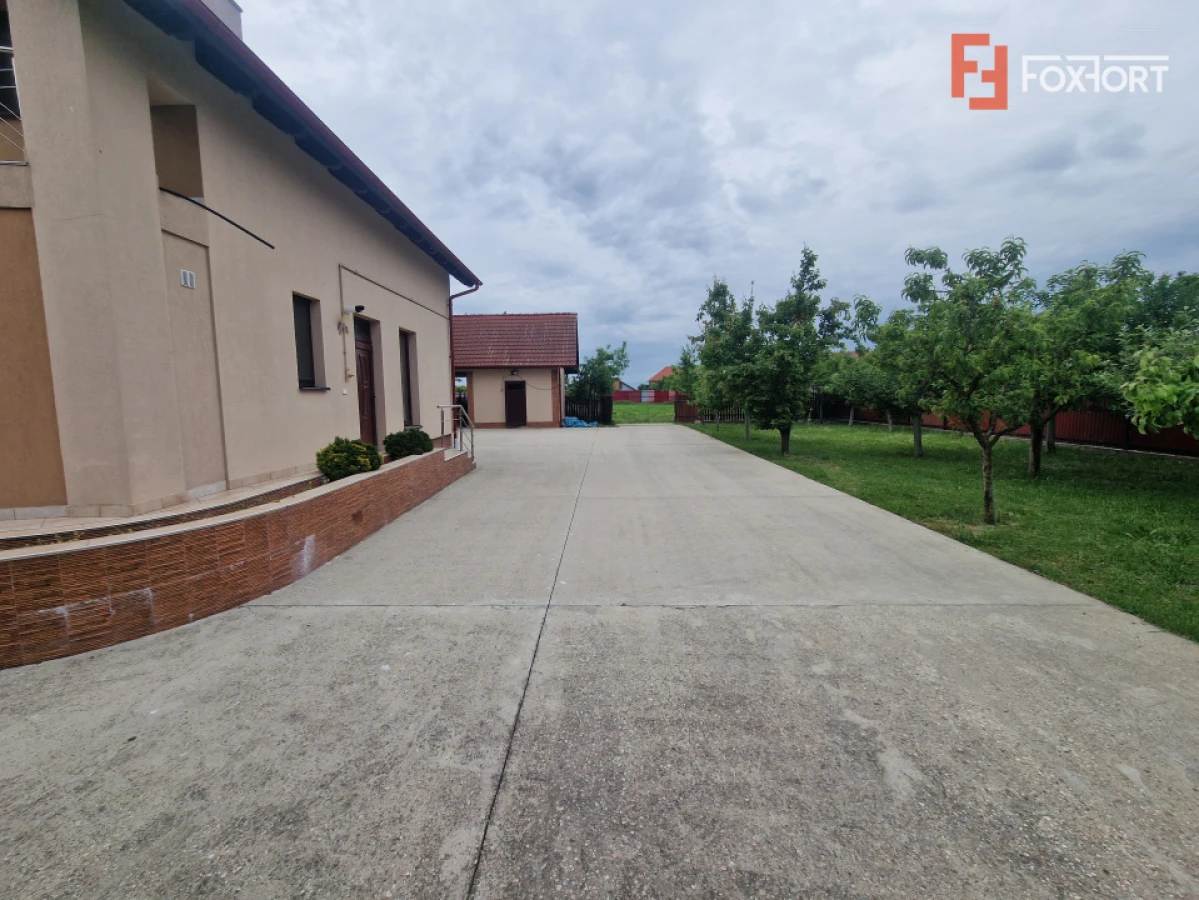 Casa individuala de vanzare cu 5 camere si teren de 2543 mp - Izvin - 2