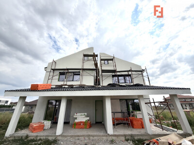 Duplex despartit prin camera tehnica, la cheie, 5 camere, in Sanandrei