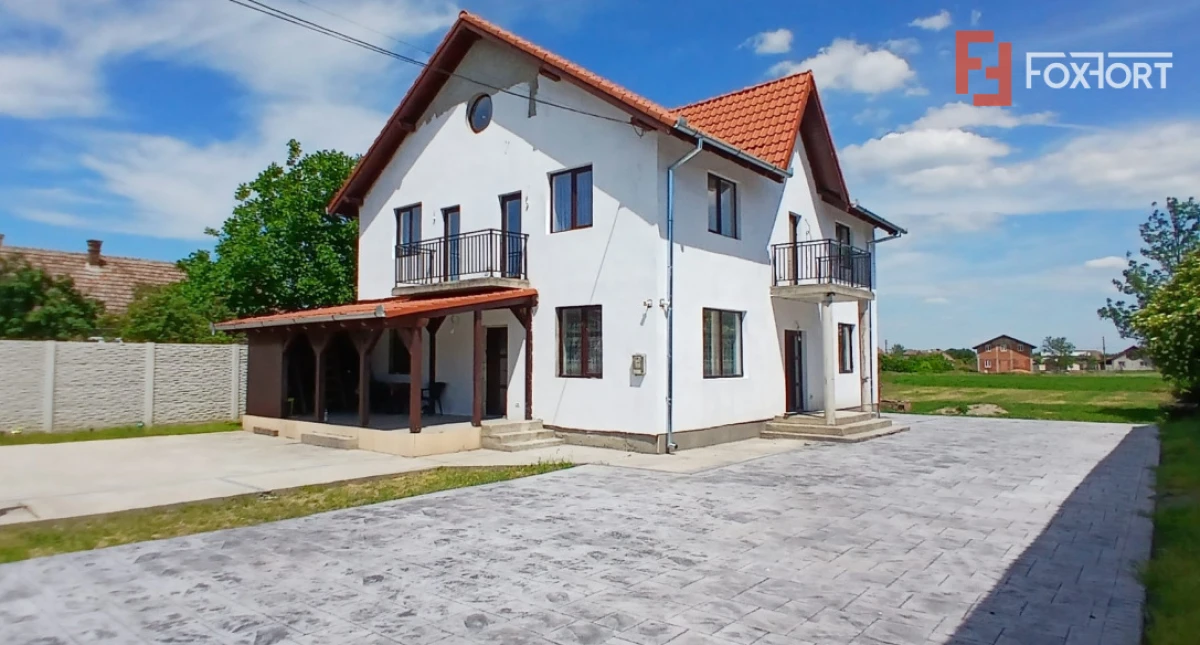 Casa individuala cu 6 camere Parter + 1 Etaj in Comlosu Mare - 2