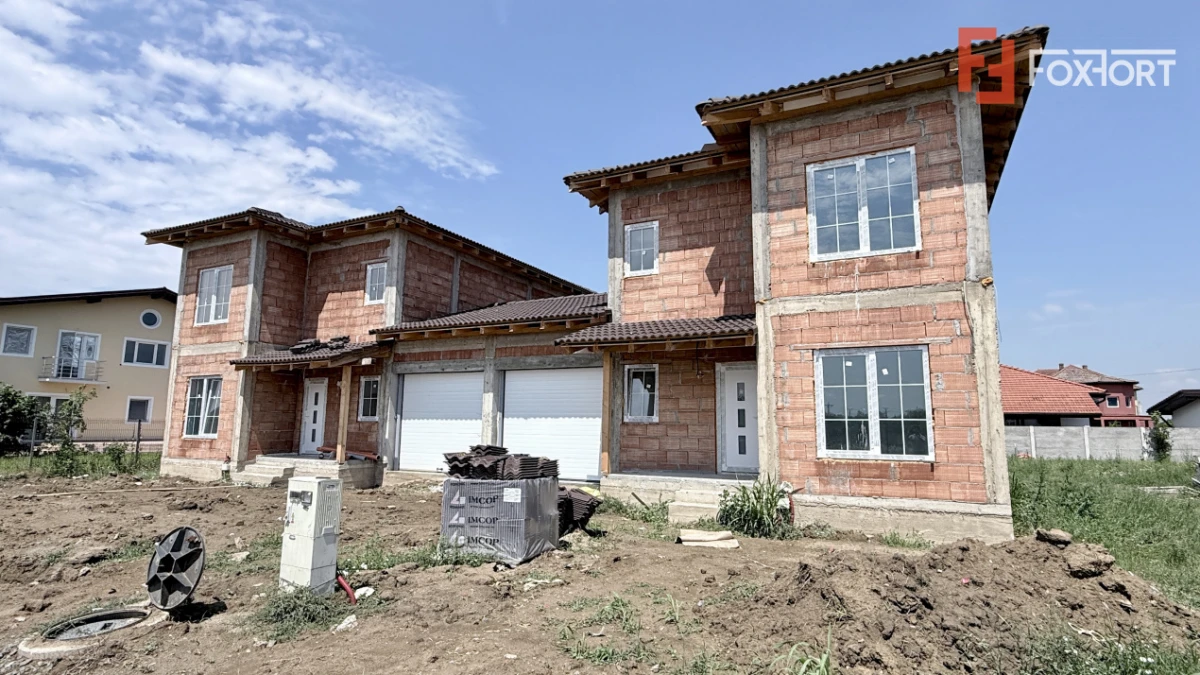 Duplex de vanzare, 5 camere despartit prin garaj - Mosnita Veche - 1