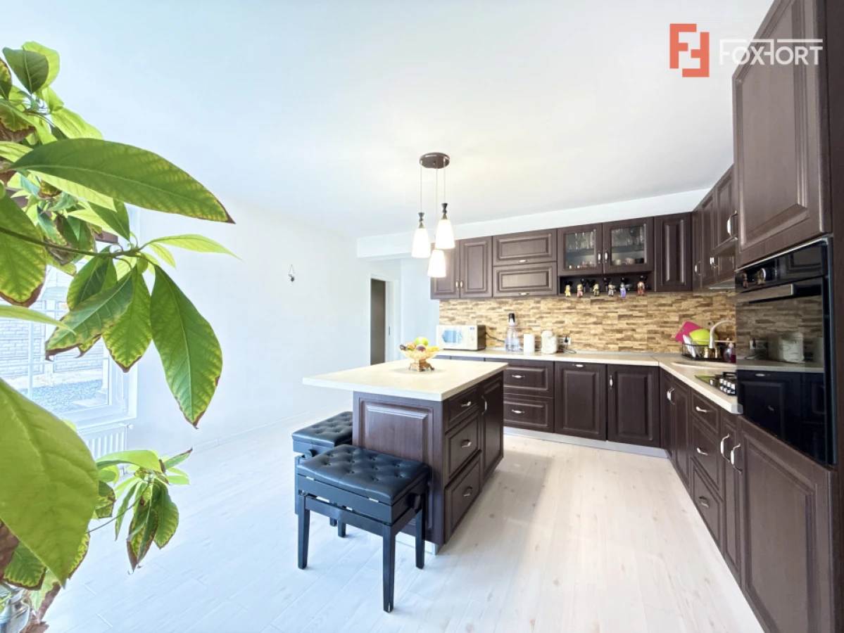 Casa cu 5 camere, 219 mp utili si 588 mp teren, de vanzare in Sanmihaiu Roman - 3