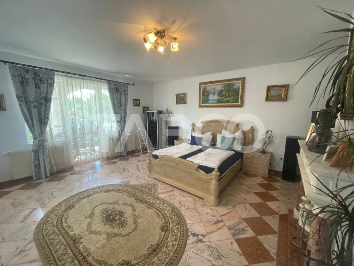 Casa deosebita de vanzare 453 mp utili si curte 528 mp in Avrig - 1