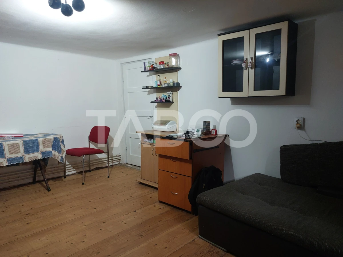 Casa mica 3 dormitoare curte mica 60 mp zona Lupeni Sibiu - 9