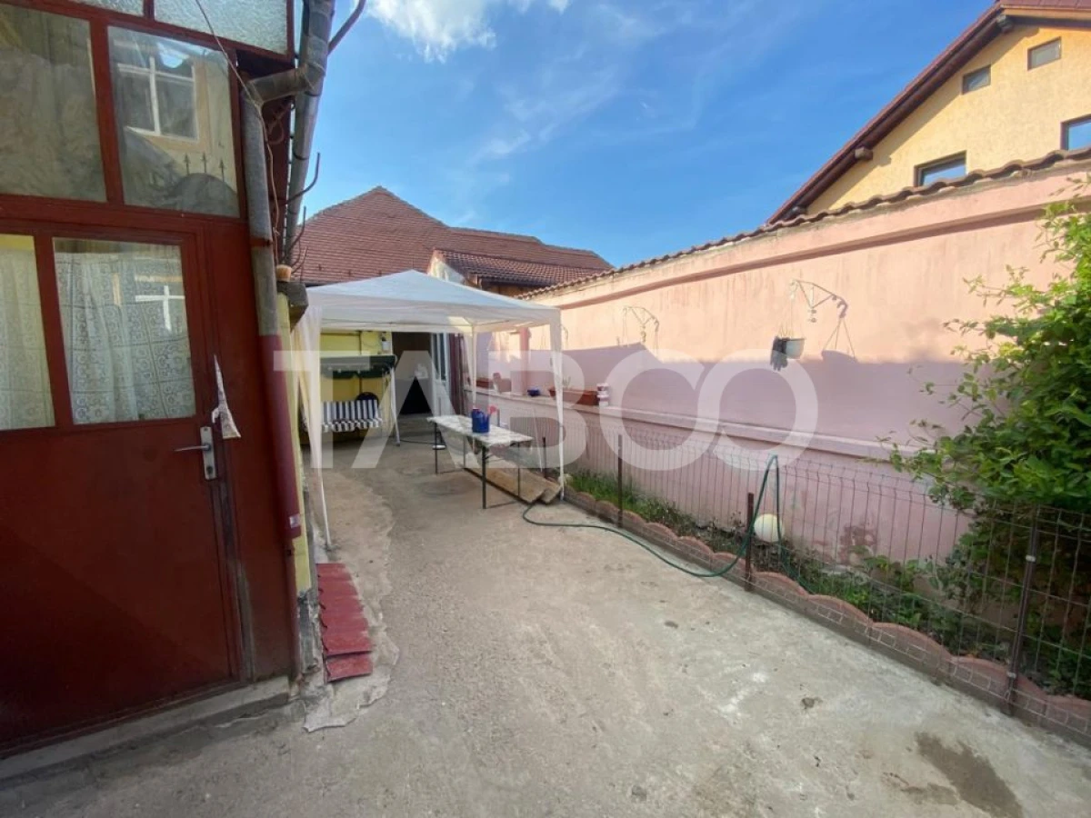Casa mica 3 dormitoare curte mica 60 mp zona Lupeni Sibiu - 3