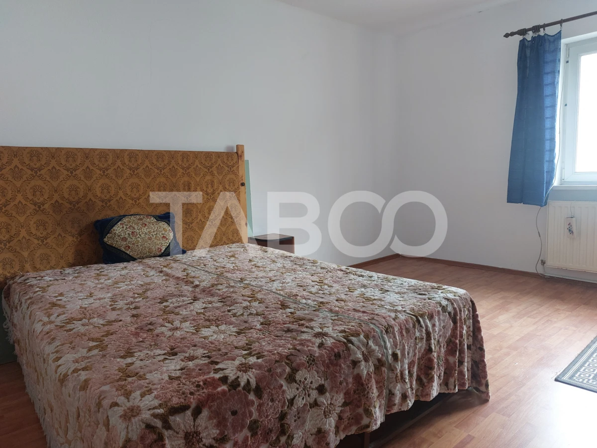 Casa mica 3 dormitoare curte mica 60 mp zona Lupeni Sibiu - 2